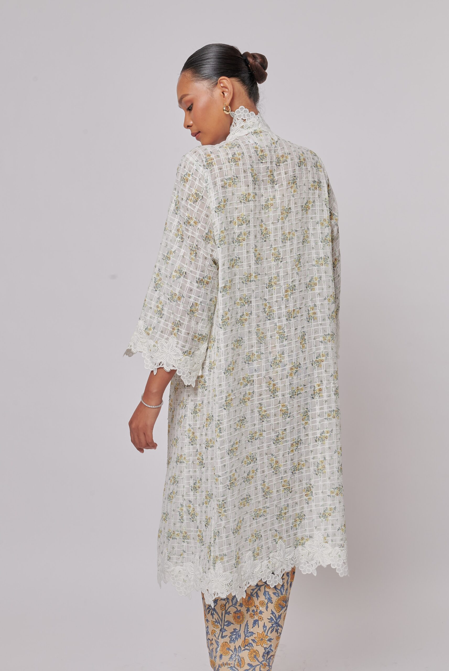 KEBAYA WAN NEN TOP IN WHITE - Image 3