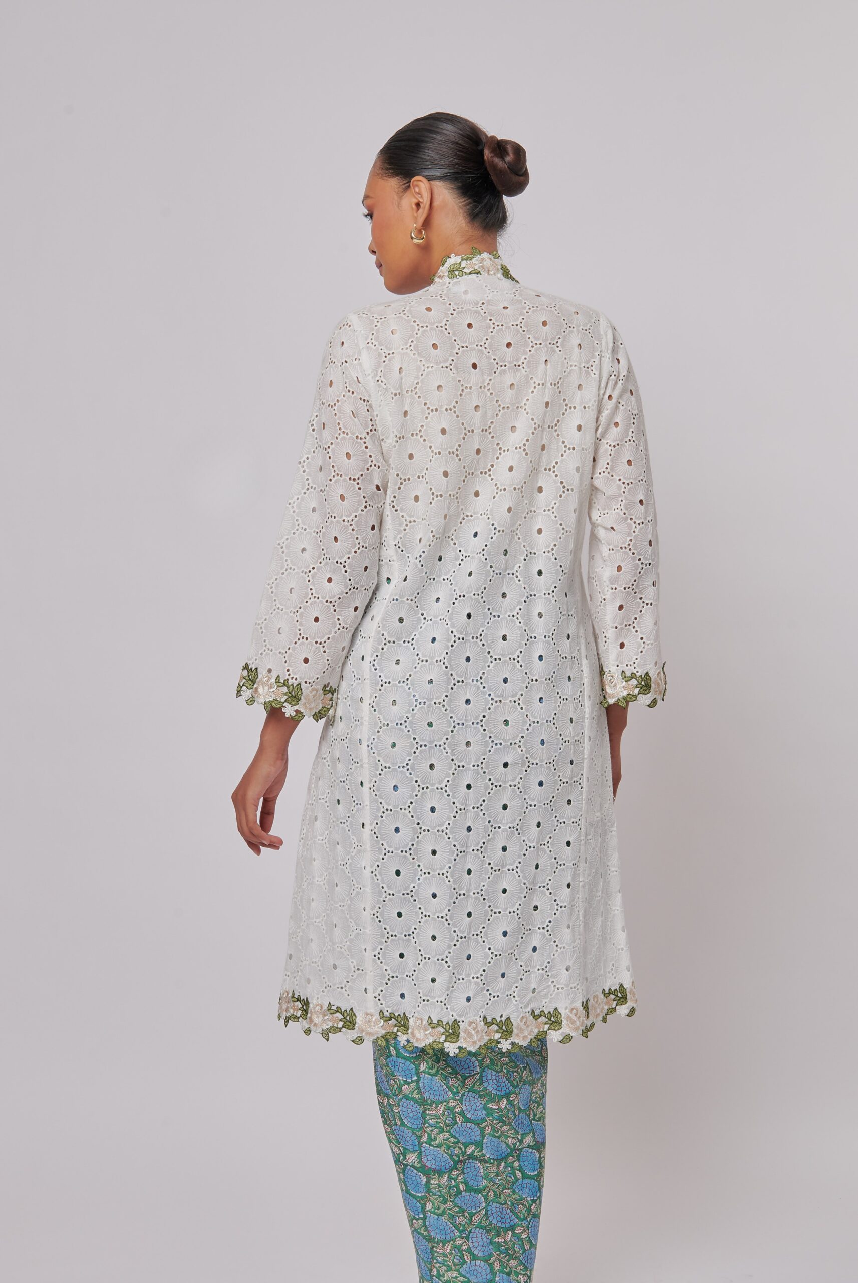 KEBAYA BONDA TOP IN WHITE - Image 3